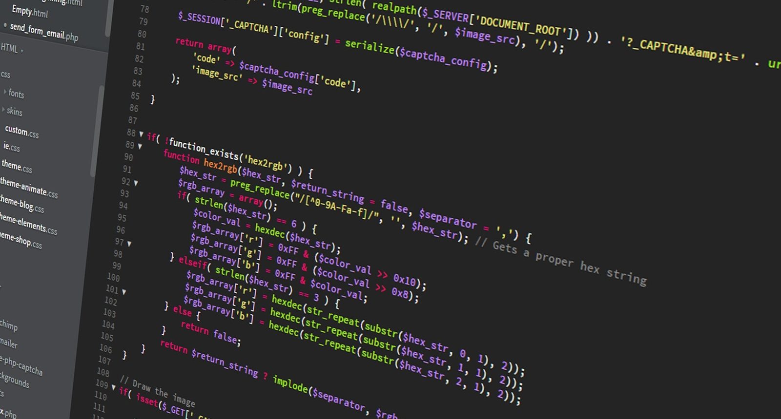 Een schuin beeld van een computerscherm met gekleurde PHP-code op een donkere achtergrond.