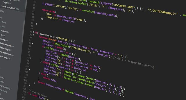 Een schuin beeld van een computerscherm met gekleurde PHP-code op een donkere achtergrond.