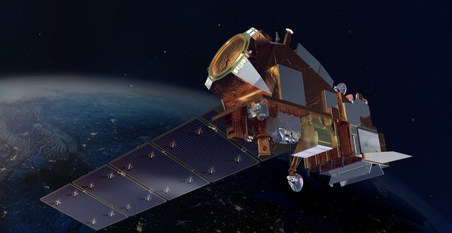 Een getekende satelliet met zonnepanelen zweeft in de ruimte boven de aarde.